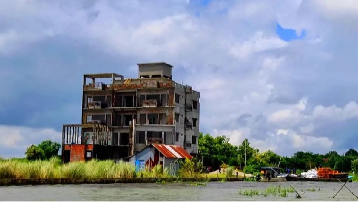 পাহাড়ে সেনার তল্লাশি, সমতলে থানা লুট—কেন এই বৈপরীত্য?